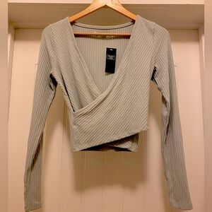 NWT Abercrombie & Fitch Ribbed Cropped Cross Sweater. Sz Small.